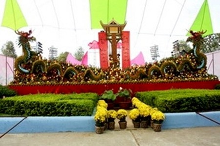Mâm ngũ quả được trưng bày trước công viên Văn Miếu, thành phố Cao Lãnh, tỉnh Đồng Tháp trong dịp Tết 2010