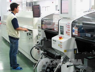 Dây chuyền sản xuất bản mạch điện tử của Công ty trách nhiệm hữu hạn Matsumura Electronics (Khu công nghiệp Mỹ Phước, Bình Dương). Ảnh: TTXVN