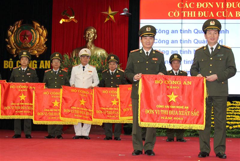 Thiếu tướng Nguyễn Xuân Lâm - Giám đốc Công an tỉnh nhận Cờ thi đua xuất sắc  của Bộ Công an tại Hội nghị Công an toàn quốc lần thứ 69