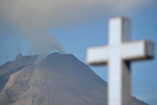 Núi lửa Sinabung phun ra khói và tro ở Karo, Indonesia