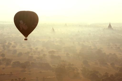 Một quả kinh khí cầu là điểm lý tưởng để chiêm ngưỡng những ngôi đền của Bagan, Miến Điện