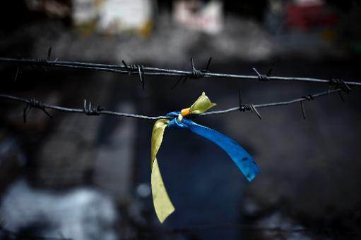 Một dải băng màu vàng và màu xanh tượng trưng cho lá cờ Ukraina và cuộc nổi dậy, gắn trên một chướng ngại vật dây thép gai tại Kiev