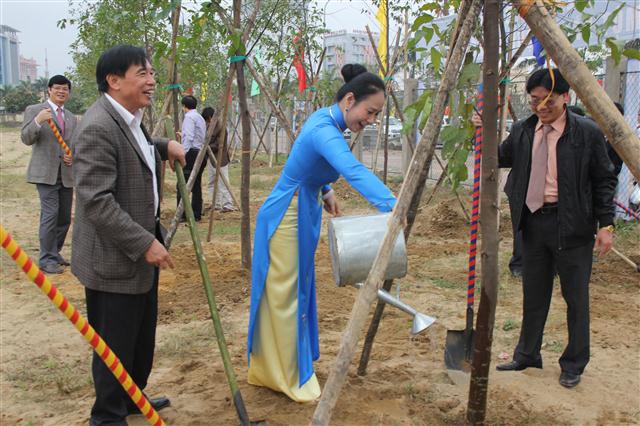 Đinh Thị Lệ Hằng - Uỷ viên BTV Tỉnh uỷ, Phó Chủ tịch UBND tỉnh tham gia Tết trồng cây