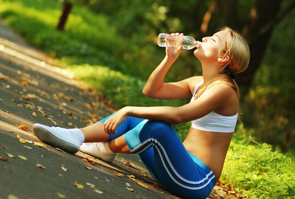 Việc uống thật nhiều nước để bù đắp cơn khát sau tập luyện sẽ tạo áp lực cho tim