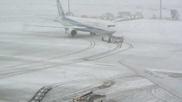  Tuyết rơi dày tại sân bay Haneda ở Tokyo