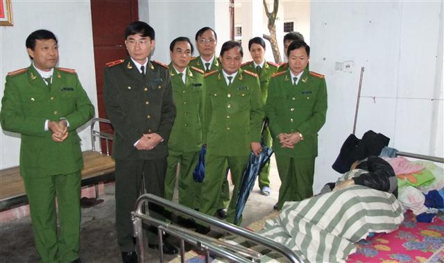 Thiếu tướng Nguyễn Xuân Lâm - Giám đốc Công an tỉnh  kiểm tra công tác khám chữa bệnh cho phạm nhân