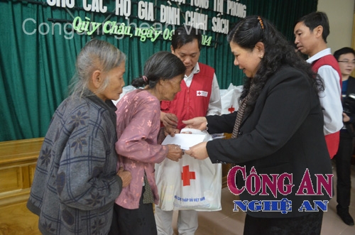 Đồng chí Tòng Thị Phóng trao quà của Hội Chữ thập đỏ  Việt Nam cho 50 hộ nghèo của huyện Quỳ Châu  trong chuyến công tác