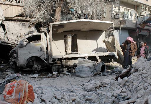 Mọi người dành giữa đống đổ nát và các mảnh vỡ sau khi một vụ đánh bom tại Aleppo, miền bắc Syria