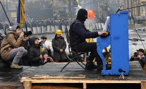 Một người chống chính phủ chơi piano trên chướng ngại vật nổi tiếng nhất của Kiev, Ukraina