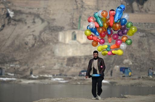Một người Afghanistan và bóng bay ở Kabul