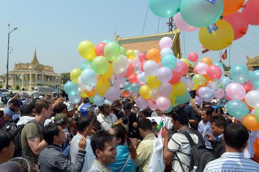 Đoàn viên Campuchia đòi hỏi thả các đồng chí của họ bị bắt giữ hồi tháng trước trong một cuộc biểu tình bên ngoài cung điện hoàng gia ở Phnom Penh