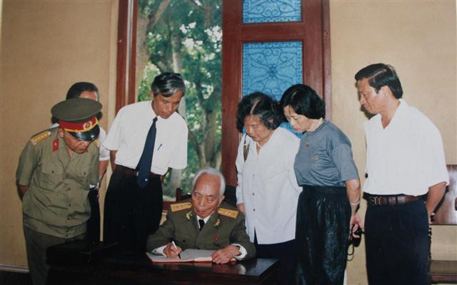 Đại tướng Võ Nguyên Giáp viết lưu bút trong một lần về thăm quê Bác