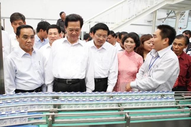 Nhiều dự án đầu tư đã và đang mang lại hiệu quả kinh tế lớn trên đất Nghệ An (Trong ảnh: Thủ tướng Nguyễn Tấn Dũng và Thủ tướng Lào thăm dây chuyền sản xuất                                                        của Nhà máy Sữa TH tại huyện Nghĩa Đàn) - Ảnh: Sỹ Minh