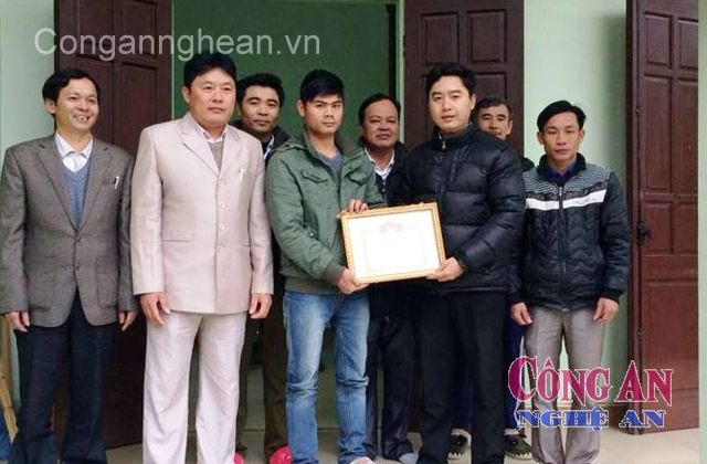 Bí thư Thị đoàn Hoàng Mai và đại diện chính quyền địa phương động viên và trao Giấy khen cho em Trần Khánh