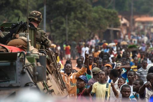 Lính Pháp tuần tra Boy Rabe, một quận của Bangui (thủ đô cùng là thành phố lớn nhất Cộng hòa Trung Phi), trong hoạt động giải giáp vũ khí 