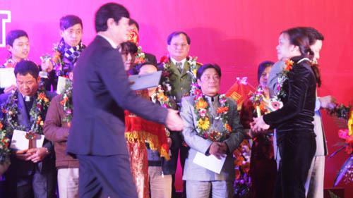 Ông Lê Xuân Đại - Phó chủ tịch UBND tỉnh Nghệ An trao giải thưởng Quỹ Tâm Tài