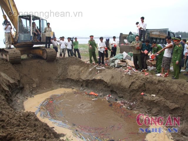Các cơ quan chức năng huyện Quỳnh Lưu tiêu hủy pháo và đồ chơi nguy hiểm đợt 1 trước Tết Giáp Ngọ 2014
