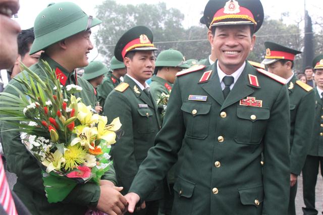Thiếu tướng Võ Văn Việt – Bí thư Đảng ủy, Chính ủy Bộ tư lệnh Quân khu IV gặp gỡ các tân binh