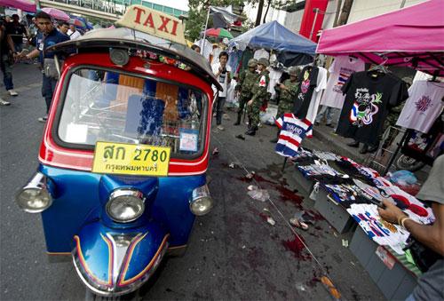 Vụ nổ nghiêm trọng xảy ra hôm qua tại trung tâm thủ đô Bangkok làm chết một phụ nữ và một bé trai 12 tuổi, một ngày sau vụ nổ súng khiến một bé gái 5 tuổi thiệt mạng và hàng chục người bị thương.