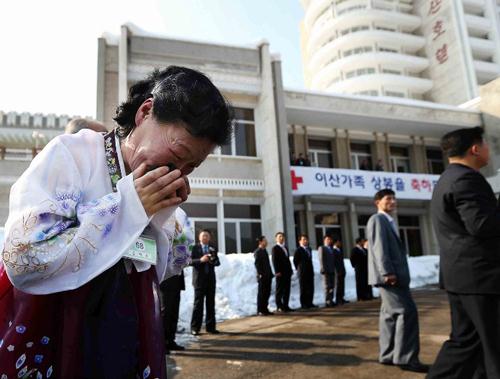 Người phụ nữ Triều Tiên này òa khóc khi những người thân Hàn Quốc của bà rời khu nghỉ dưỡng Núi Kumgang hôm nay.
