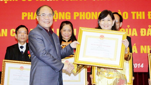 Chủ tịch Quốc hội Nguyễn Sinh Hùng trao tặng các phần thưởng cao quý của Đảng, Nhà nước và danh hiệu Thầy thuốc ưu tú cho những cán bộ, y, bác sỹ của Bệnh viện Bạch Mai đạt thành tích xuất sắc - Ảnh: VGP/Thúy Hà