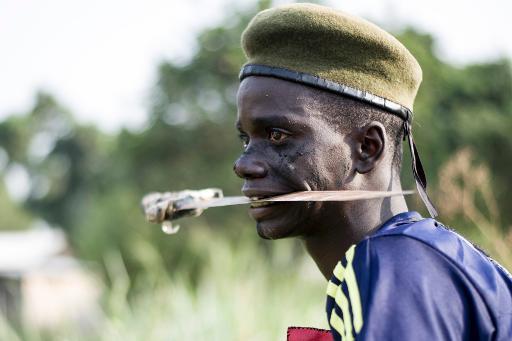 Giữ dao găm giữa hai hàm răng, lực lượng chống chính phủ Balaka đào tạo lính trong một khu phố của Bangui - Cộng hòa Trung Phi
