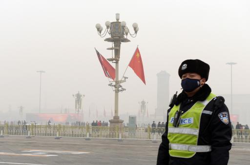 Một sĩ quan cảnh sát Trung Quốc đeo khẩu trang bảo vệ chống ô nhiễm tại Quảng trường Thiên An Môn ở Bắc Kinh