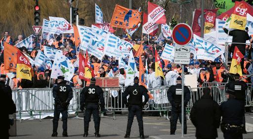 Cảnh sát theo dõi biểu tình phản đối tư nhân hóa đường sắt ở châu Âu.