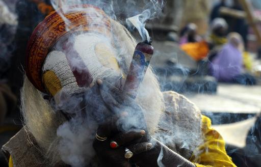 Một tín đồ ở Nepal hút thuốc lá cần sa trong một chillum, một loại ống bằng đất sét, tưởng nhớ đến việc tạo ra thần Shiva ở Kathmandu