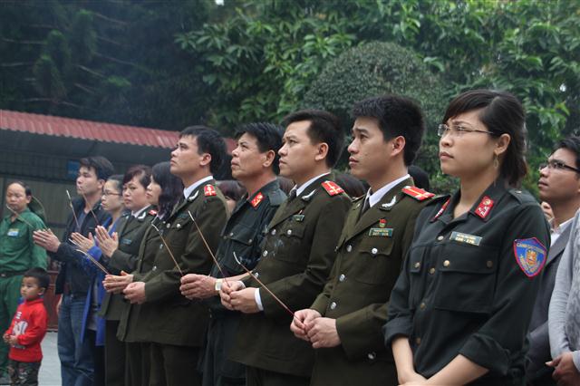 Nghiêm trang trước đài tường niệm 10 nữ thanh niên xung phong tại Ngã ba Đồng Lộc