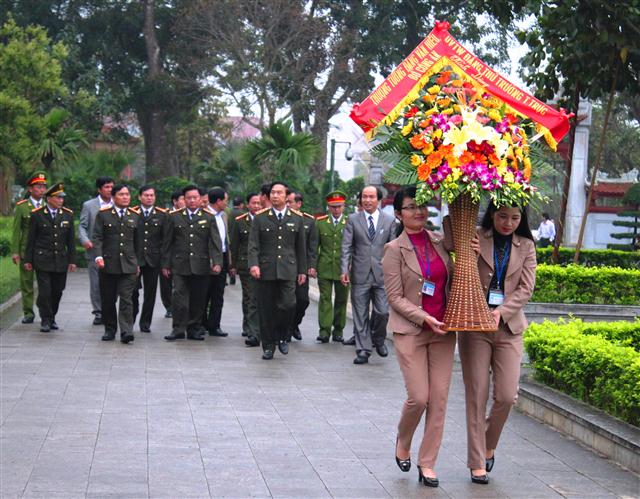 Thứ trưởng Thường trực Đặng Văn Hiếu dẫn đầu đoàn  vào dâng hương lên anh linh Chủ tịch Hồ Chí Minh