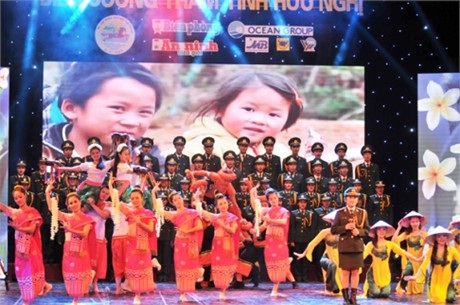 Nghệ sỹ 4 nước Việt Nam-Lào-Campuchia và Trung Quốc hát vang bài ca “Biên cương thắm tình hữu nghị”. Ảnh Báo Biên phòng