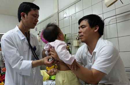 Bác sỹ khoa Nhi – Bệnh viện Bạch Mai đang khám bệnh cho bé Bùi Kiều Trinh.  Ảnh: ĐT