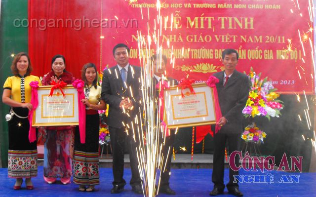 Đồng chí Lang Văn Chiến - Bí thư Huyện ủy trao tặng danh hiệu Trường đạt chuẩn Quốc gia cho Trường MN-TH Châu Hoàn