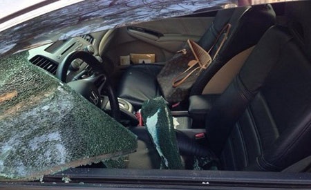 Chiếc Honda Civic của chị T. bị đập vỡ kính, nhưng may mắn chưa bị mất đồ.