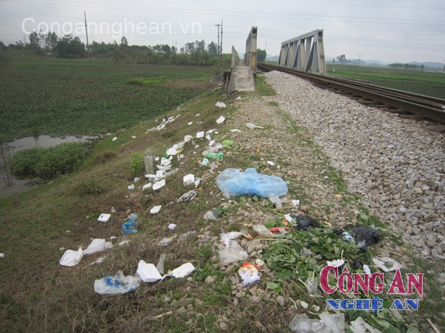 Toàn bộ rác thải của tàu TN SE8  được nhân viên xả xuống đường sắt