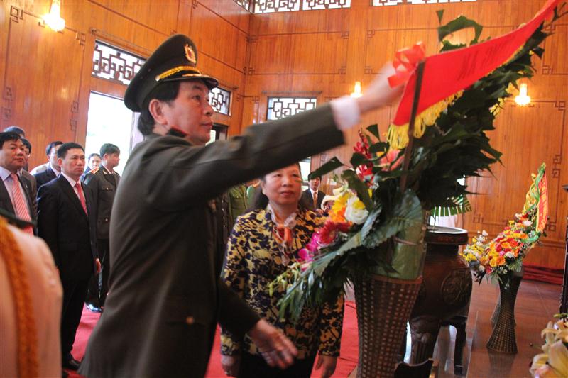 Đại tướng Trần Đại Quang, Bộ trưởng Bộ Công an cùng đoàn dâng hoa, dâng hương tại Khu di tích Kim Liên