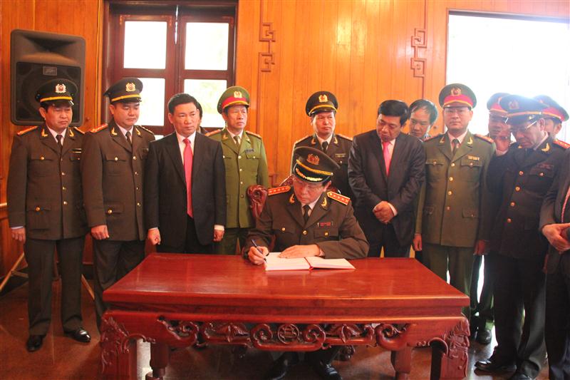 Đại tướng Trần Đại Quang, Bộ trưởng Bộ Công an ghi lưu niệm tại Khu di tích Kim Liên