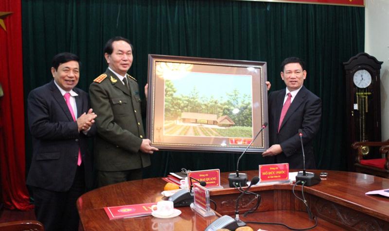 Món quà của Tỉnh Nghệ An trao tặng đồng chí Trần Đại Quang.