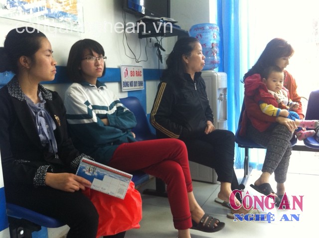 Người dân ngồi chờ tiêm phòng  tại phòng tiêm Sapo Trung tâm Y tế dự phòng Nghệ An