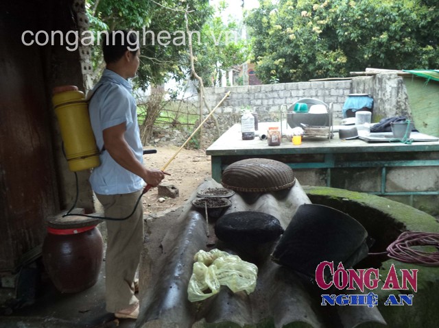 Anh Nguyễn Đình Toàn đang phun thuốc diệt ruồi nhặng  trong tâm trạng lo lắng