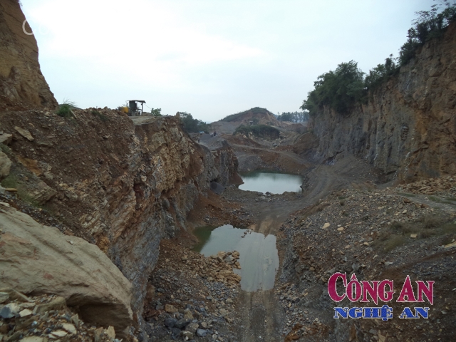 Công tác hoàn thổ tại các công trình khai thác khoáng sản đang bị bỏ ngỏ (ảnh chụp tại mỏ đá Nghĩa Dũng, thị xã Thái Hòa)