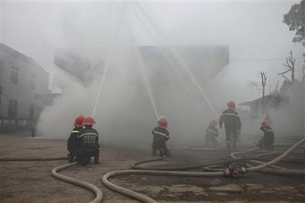Thực tập phương án chữa cháy xăng dầu tại Nghi Lộc