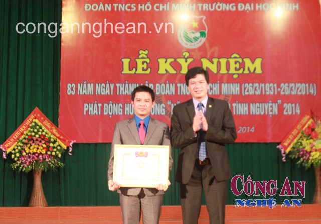 Đồng chí Nguyễn Đình Hùng - Bí thư Tỉnh đoàn trao  Bằng khen của Trung ương Đoàn cho Đoàn Trường ĐH Vinh 