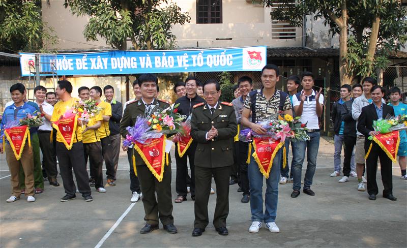 Đại tá Hồ Sỹ Tuấn - Phó Giám đốc Công an tỉnh trao giải nhất cho các đội