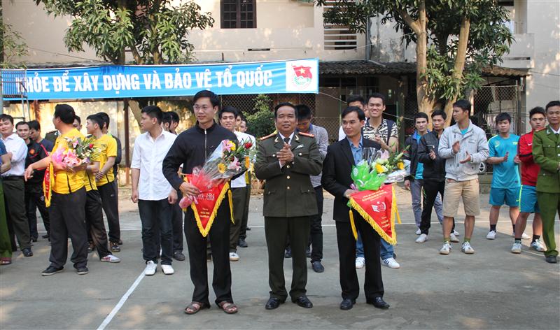 Trao giải nhì cho các đội