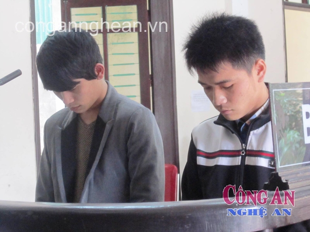 Bị cáo Phú (trái) và bị cáo Huynh tại tòa