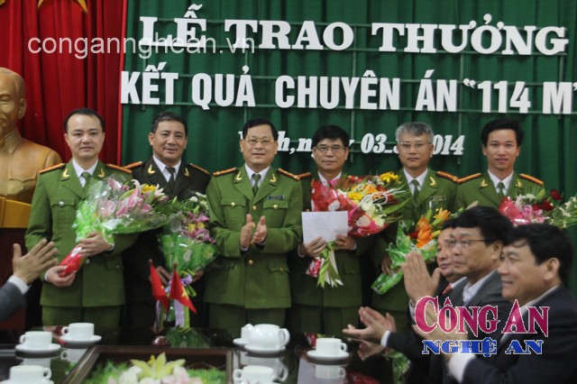 Đại tá Nguyễn Hữu Cầu - Phó Giám đốc Công an tỉnh trao thưởng  cho các lực lượng điều tra trong Chuyên án 114M
