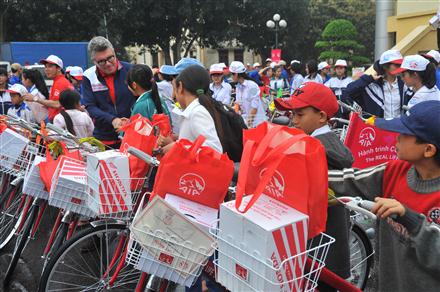 TGĐ AIA Viêt Nam trao tặng xe đạp cho trẻ em nghèo Nghệ An