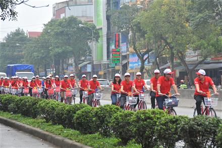 Đoàn diễu hành qua các con phố 